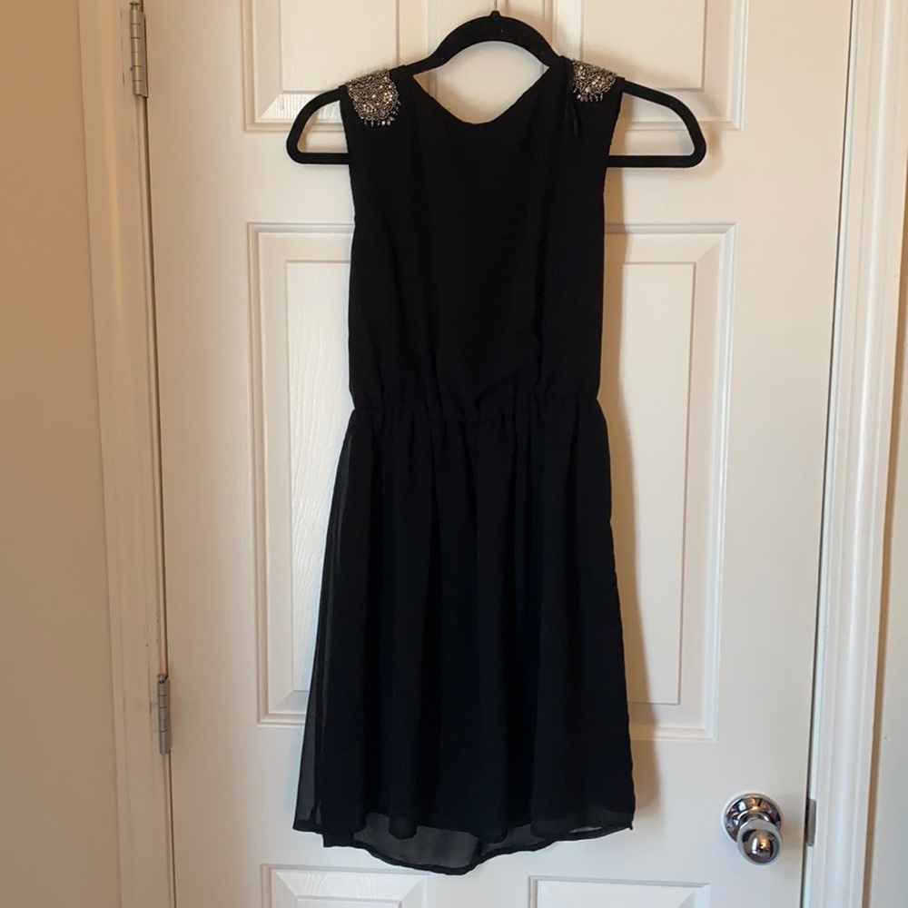 Short black dress with sequence on shoulders